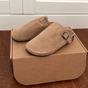 Cloud taupe clogs. Size 9